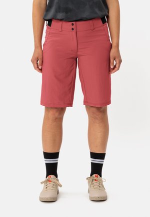 Shorts in Korallenfarbe, aus leichtem Material, mit gerader Passform, zwei Fronttaschen und zwei schwarzen Knöpfen an der Taille.