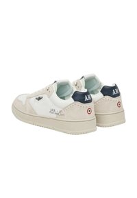 Sneakers bianchi e beige con finitura in suede, caratterizzate da un tallone blu, dettagli stampati sul lato e suola in gomma strutturata.
