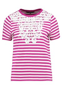 Camiseta de rayas en rosa y blanco, con un diseño de encaje blanco en el escote. Manga corta, cuello redondo y textura de tela suave.