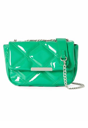 Sac bandoulière matelassé vert brillant avec une lanière en chaîne argentée et un fermoir rectangulaire argenté sur le rabat avant.