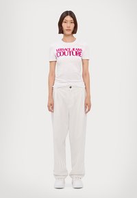Versace Jeans Couture LOGO FLOCK - T-shirts med print - white