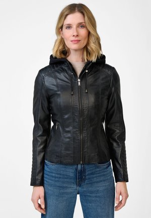 Giubbotto in pelle nera con chiusura a zip, cappuccio e cuciture verticali. Presenta due tasche laterali e dettagli a costine sulle maniche.