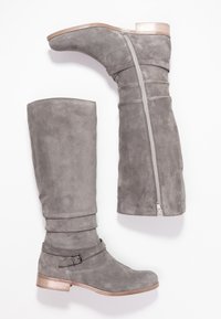 Botas de ante gris hasta la rodilla con cremallera lateral, que presentan un puño doblado y un tacón bajo de madera, exhibiendo una textura suave y un diseño sutil.