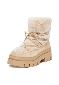 Botine bej căptușite cu blană, cu un toc masiv, având o textură moale, straturi cu șireturi în față și un design cu vârf rotund.