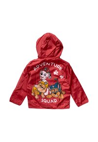 Czerwona lekka kurtka z kapturem, z grafiką animowanych psów i napisem "ADVENTURE SQUAD" na plecach. Gładka struktura.