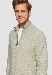 Helle graue Pullover mit Viertelreißverschluss, der ein strukturiertes Rautenmuster, einen gerippten Kragen und eine glatte Oberfläche aufweist. Geeignet für legere Anlässe.