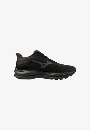 Zwarte sportieve schoenen met een ademend bovenwerk van mesh, een gewatteerde kraag en een versterkte golvende zool voor demping. Bevat een logo aan de zijkant.