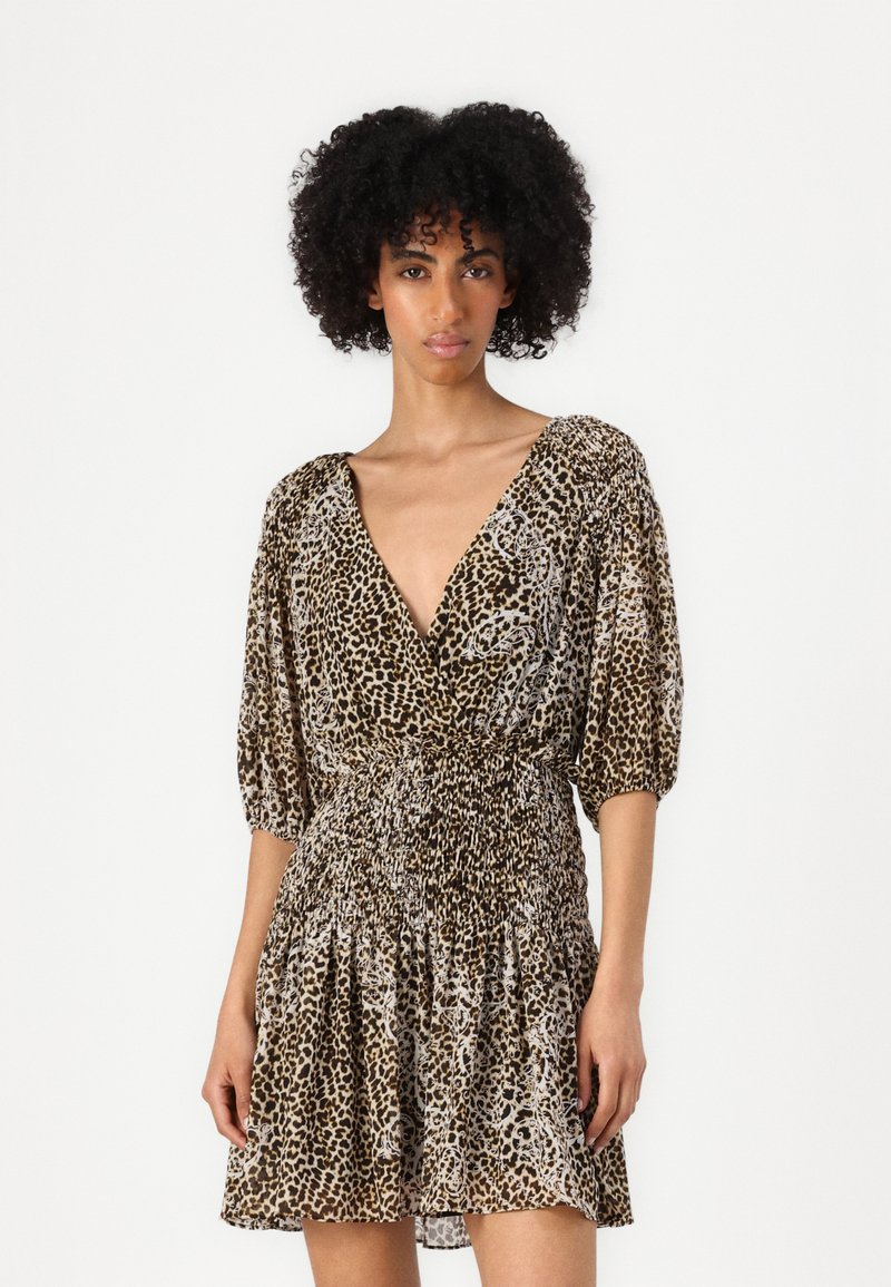 Abito in stampa leopardata realizzato in tessuto leggero, con scollatura a V profonda, maniche a palloncino corte e vita arricciata, accompagnato da una gonna svasata.