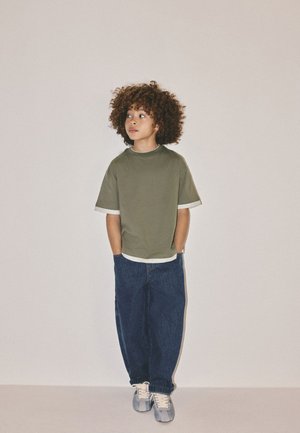 THE SET, REGULAR FIT - 3 PACK MOCK LAYER OVERSIZED SHORT SLEEVE T-SHIRT . - Basic T-shirt - green grey white