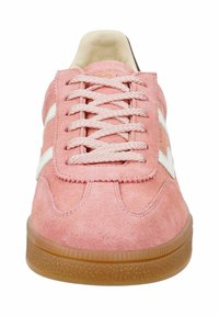 Zapatilla de ante rosa con rayas laterales blancas, punta redondeada y suela de goma texturizada. Cuenta con cierre de cordones y cuello acolchado para mayor comodidad.