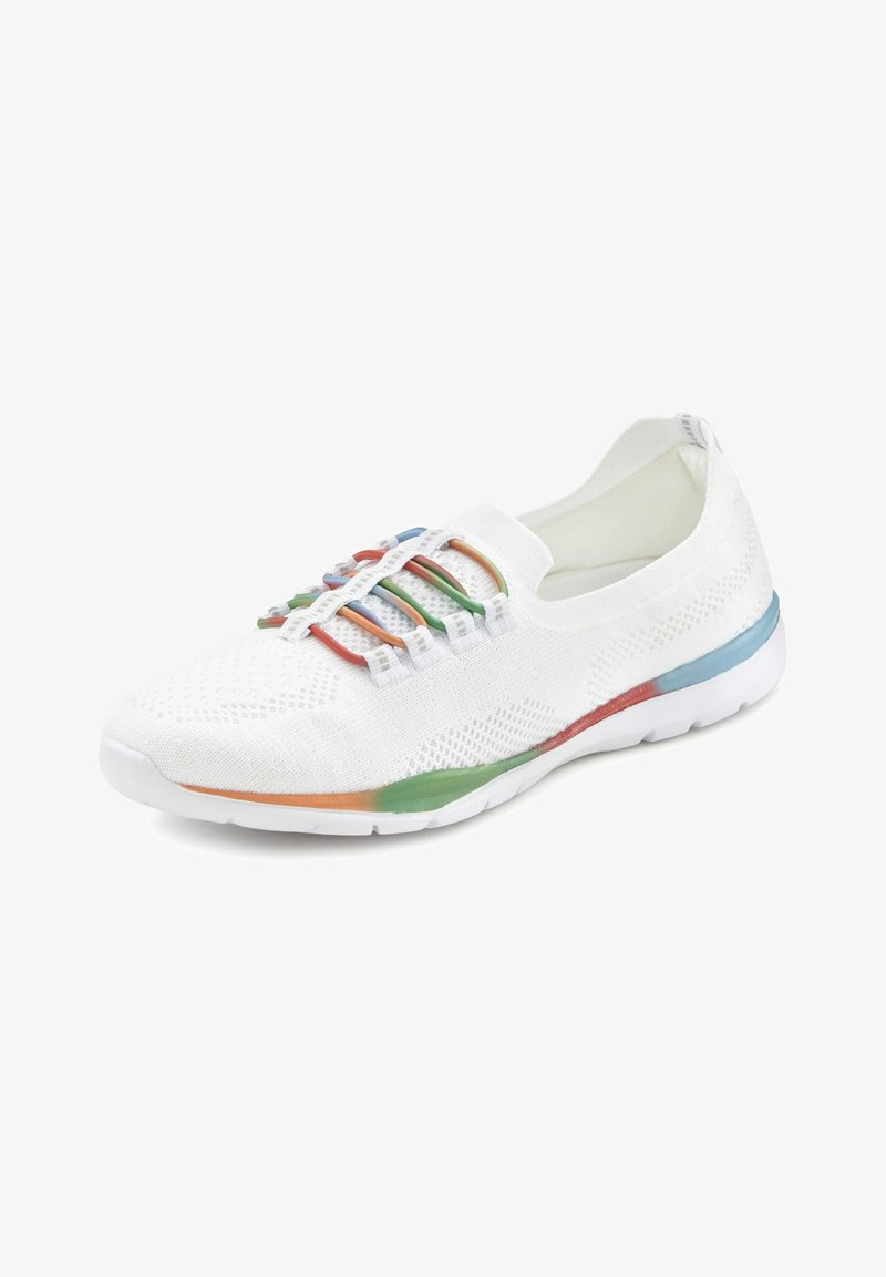 Białe dzianinowe sneakersy z teksturowaną cholewką, z wielokolorowymi elastycznymi sznurówkami i wielokolorowym akcentem na podeszwie, zapewniające elastyczność i wentylację.