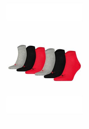 Socken-Set mit drei Paaren in Rot, Schwarz und Grau. Jedes Paar hat einen gerippten Bündchen und ein kleines Logo an der Seite.