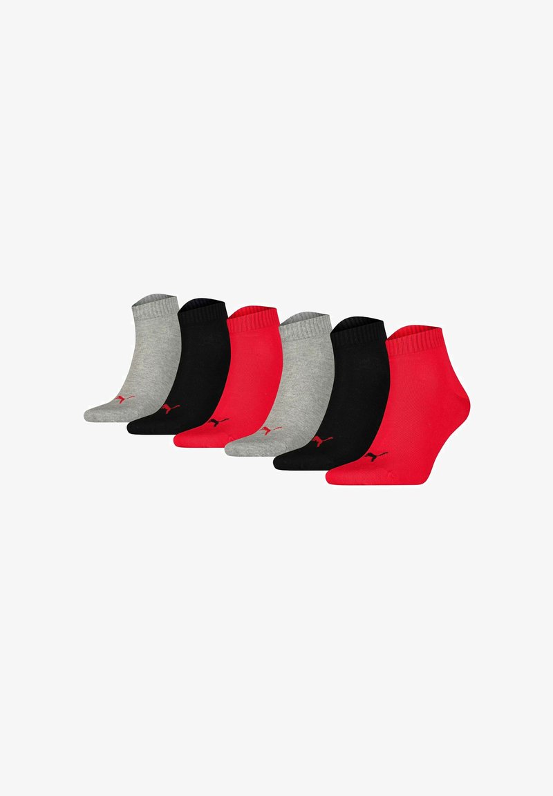 Socken-Set mit drei Paaren in Rot, Schwarz und Grau. Jedes Paar hat einen gerippten Bündchen und ein kleines Logo an der Seite.