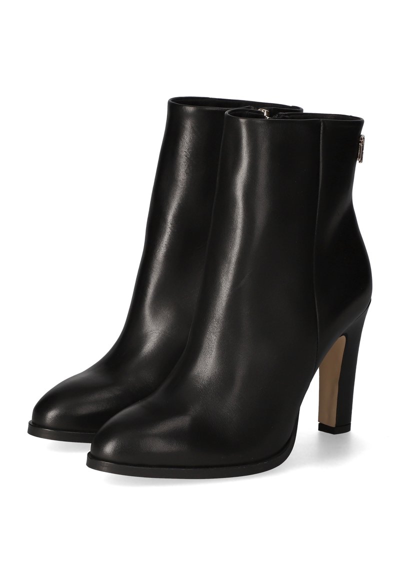 Bottines en cuir noir à talon haut, texture lisse, embout pointu et détail de zip sur le côté. Design minimaliste, sans motifs visibles.