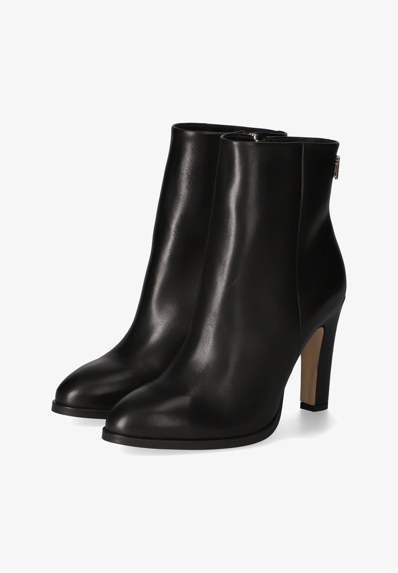 Bottines en cuir noir à talon haut, texture lisse, embout pointu et détail de zip sur le côté. Design minimaliste, sans motifs visibles.