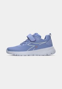 Chaussure de sport violette claire avec tige en maille, accents blancs, sangle ajustable et semelle texturée pour une meilleure adhérence. Bout arrondi et col rembourré.