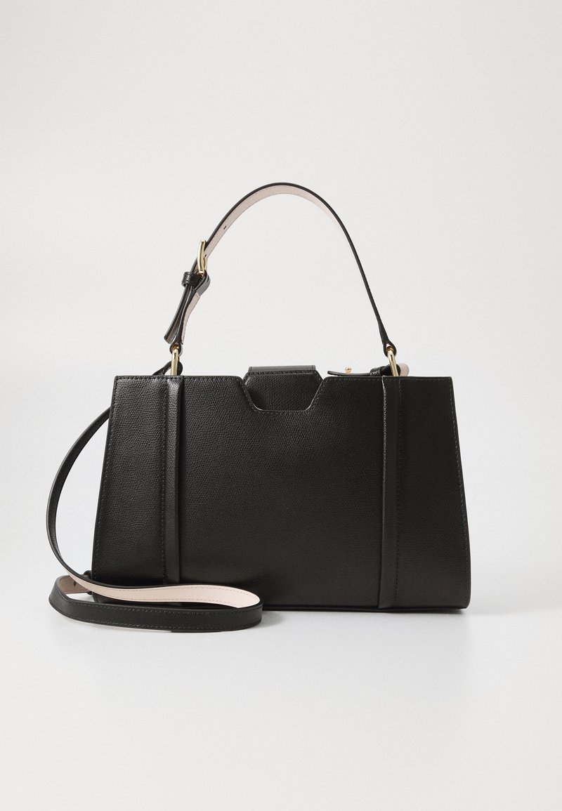 Bolso de mano de piel negra con un diseño estructurado, detalles en dorado, un asa superior y una correa de hombro desmontable.