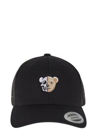 Svart snapback caps med et delt design av en bjørn og et hodeskalle brodert på forsiden. Nettbakke for ventilasjon.