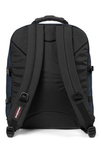 Musta pehmustettu reppu, jossa on säädettävät hihnat, tekstuuri kangas, ylhäällä kantokahva ja Eastpak-logo. Siniset yksityiskohdat reunoilla.