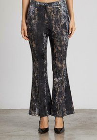 Schwarze, schmal zulaufende Hosen aus einem strukturierten Stoff mit einem mehrfarbigen marmorierten Muster. Detaillierte Nähte verlaufen an den Seiten und die Hose ist mit einem glatten Bund versehen.