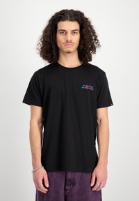 Schwarzes T-Shirt aus weicher Baumwolle mit kurzen Ärmeln. Hat ein farbenfrohes "ALPHA INDUSTRIES"-Logo auf der Brust. Schlichtes, klassisches Design.