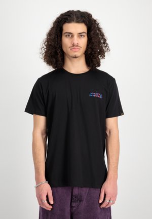 Schwarzes T-Shirt aus weicher Baumwolle mit kurzen Ärmeln. Hat ein farbenfrohes "ALPHA INDUSTRIES"-Logo auf der Brust. Schlichtes, klassisches Design.