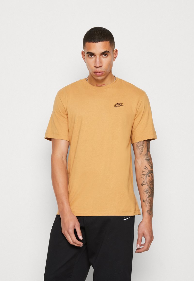 Nike Sportswear CLUB TEE - T-shirt básica - gold