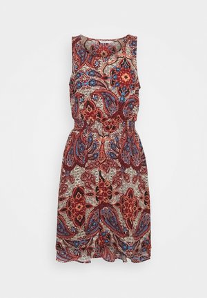 Vestido sin mangas con cintura fruncida, con patrones paisley y florales en rojo, azul y beige sobre un fondo claro.