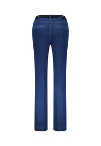 Jeans in denim blu, design a gamba dritta, con una cintura nera, due tasche posteriori e dettagli di cucitura minimi. Texture liscia.