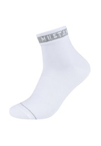 Weißer Knöchelsocke mit weicher Textur, ausgestattet mit einem grauen Band am oberen Rand mit dem Wort "MUSTANG" und einem grauen Streifen nahe der Zehe.