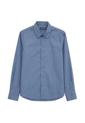 Camisa de hombre de manga larga con botones en color azul sólido, con cuello puntiagudo y puños abotonados, extendida sobre fondo blanco.
