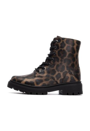 Botines de ante con estampado de leopardo, con parte superior de cuero texturizado, suela negra robusta y ojales plateados para los cordones.