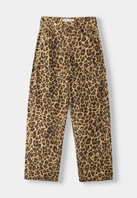 Leopardprint broek in tan en bruine tinten. Beschikt over vijf zakken, een rits en een ontspannen pasvorm met rechte pijpen.
