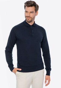 Navyblaues Langarm-Polo-Sweatshirt aus glattem Stoff, mit Kragen, Knopfleiste mit drei Knöpfen sowie gerippten Bündchen und Saum.