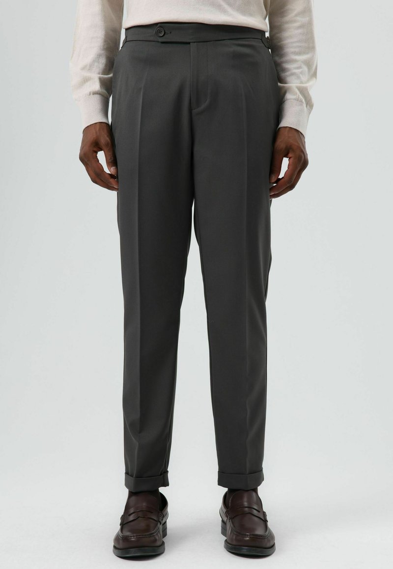 Grijze op maat gemaakte broek van gladde stof, met knoopsluiting en voorplooien, voorzien van een omslagen zoom en een rechte pijp.