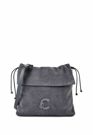Sac à bandoulière en daim gris foncé avec rabat supérieur, sangle réglable et un logo embossé subtil au centre avant.