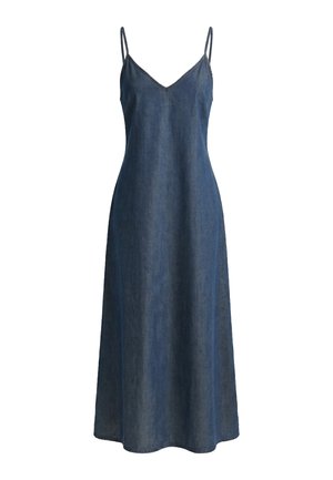 Abito midi in denim blu scuro senza maniche con sottili spalline a spaghetti e scollo a V, mostrato su uno sfondo bianco semplice.