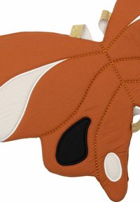 Cojín en forma de mariposa de tela naranja, con detalles en blanco y negro. Textura suave con diseño acolchado y correas amarillas.