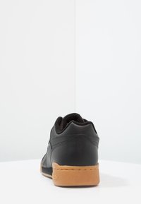 Reebok Classic Workout Plus Trainers Black Carbon Red Royal Black Zalando Co Uk