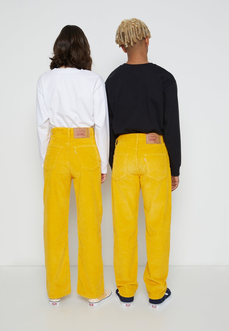 Herren Chinos | Levi's® LEVI’S® X THE SIMPSONS™ STAY LOOSE CORD Stoffhose yellow/gelb - RS51952 Herren Chinos | Levi's® LEVI’S® X THE SIMPSONS™ STAY LOOSE CORD Stoffhose yellow/gelb - RS51952