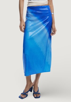 Blauwe pailletten midi-rok met een gradient ontwerp, een gladde textuur en een wikkel-stijl silhouet. Gepaarde met blauwe bandjeshakken.