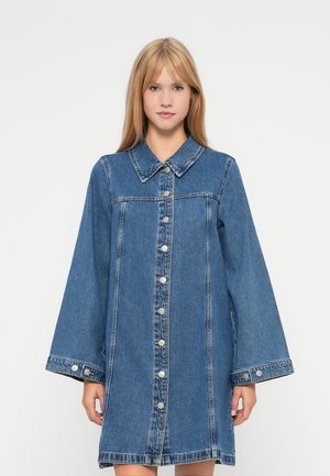 VMFINDO SHORT DRESS - Robe en jean - medium blue denim