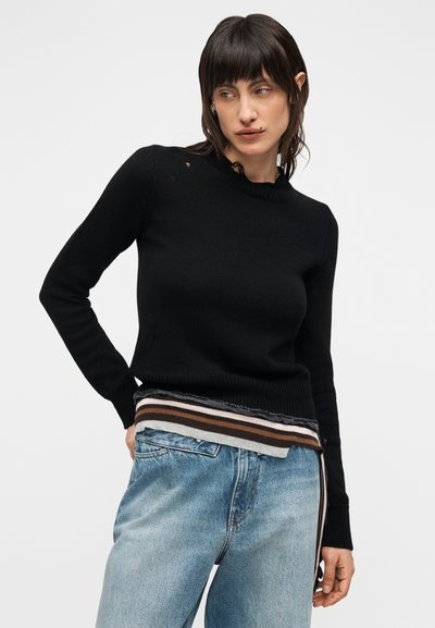 Pulover negru din tricot cu dungi, cu decolteu rotund și mâneci lungi, cu tiv texturat la bază, suprapus peste accente drepte în dungi.