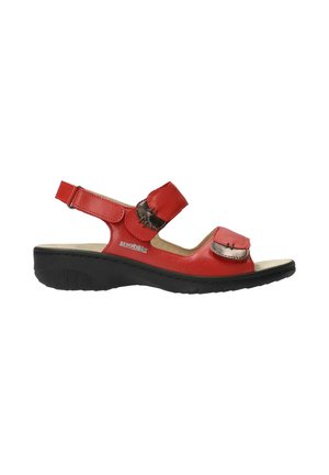 Sandale rouge à bout ouvert avec deux brides réglables, semelle noire rembourrée et petit talon pour le confort et le soutien.