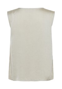 Un haut sans manches, de couleur beige clair, fabriqué dans un tissu lisse et doux avec un léger éclat. Il a un col rond et des fentes sur les côtés près de l'ourlet.