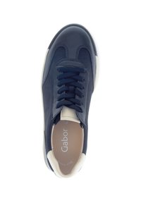 Marineblauwe leren sneaker met een ronde neus, gestructureerde details, platte veters en een crèmekleurige zool. Bevat 'Gabor' merknaam op de binnenzool.