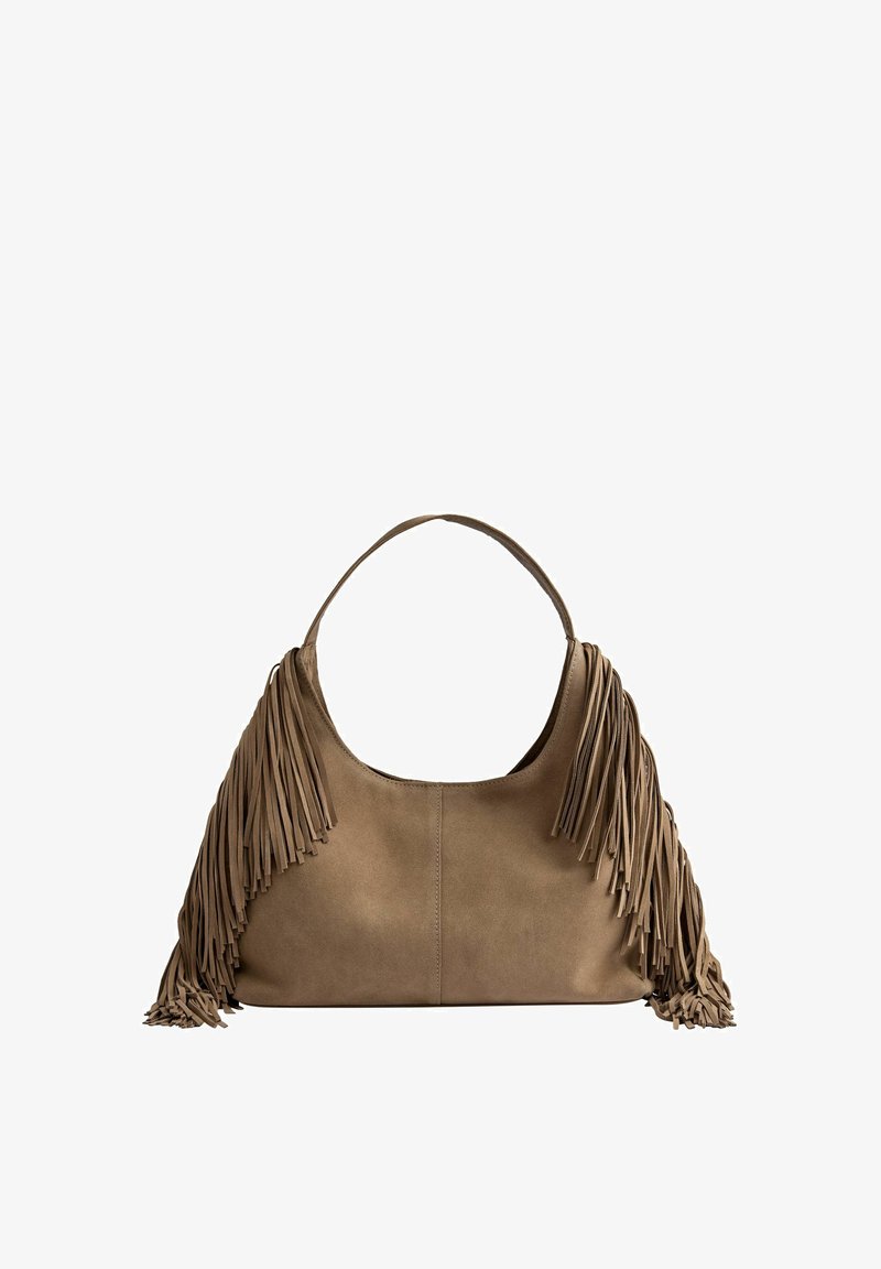Borsa in suede marrone con una parte superiore curva, caratterizzata da frange lunghe e testurizzate lungo entrambi i lati e una singola tracolla larga.