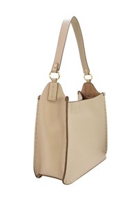 Beige läderhandväska med ett enda band fäst med gyllene ringar, strukturerad rektangulär form och synlig sömnad längs kanterna.