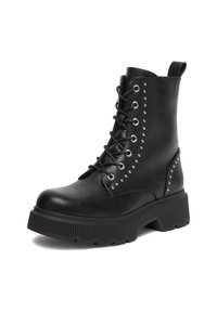 Czarne sznurowane botki za kostkę wykonane z gładkiej skóry, z masywną podeszwą, srebrnymi ćwiekami i boczną pętlą do łatwego zakładania.