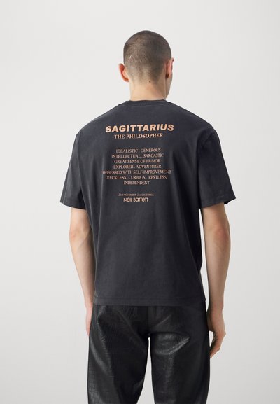 Neil Barrett DROPPED SHOULDER ROCK BAND ZODIAC SAGITTARIUS - Camiseta estampada - black